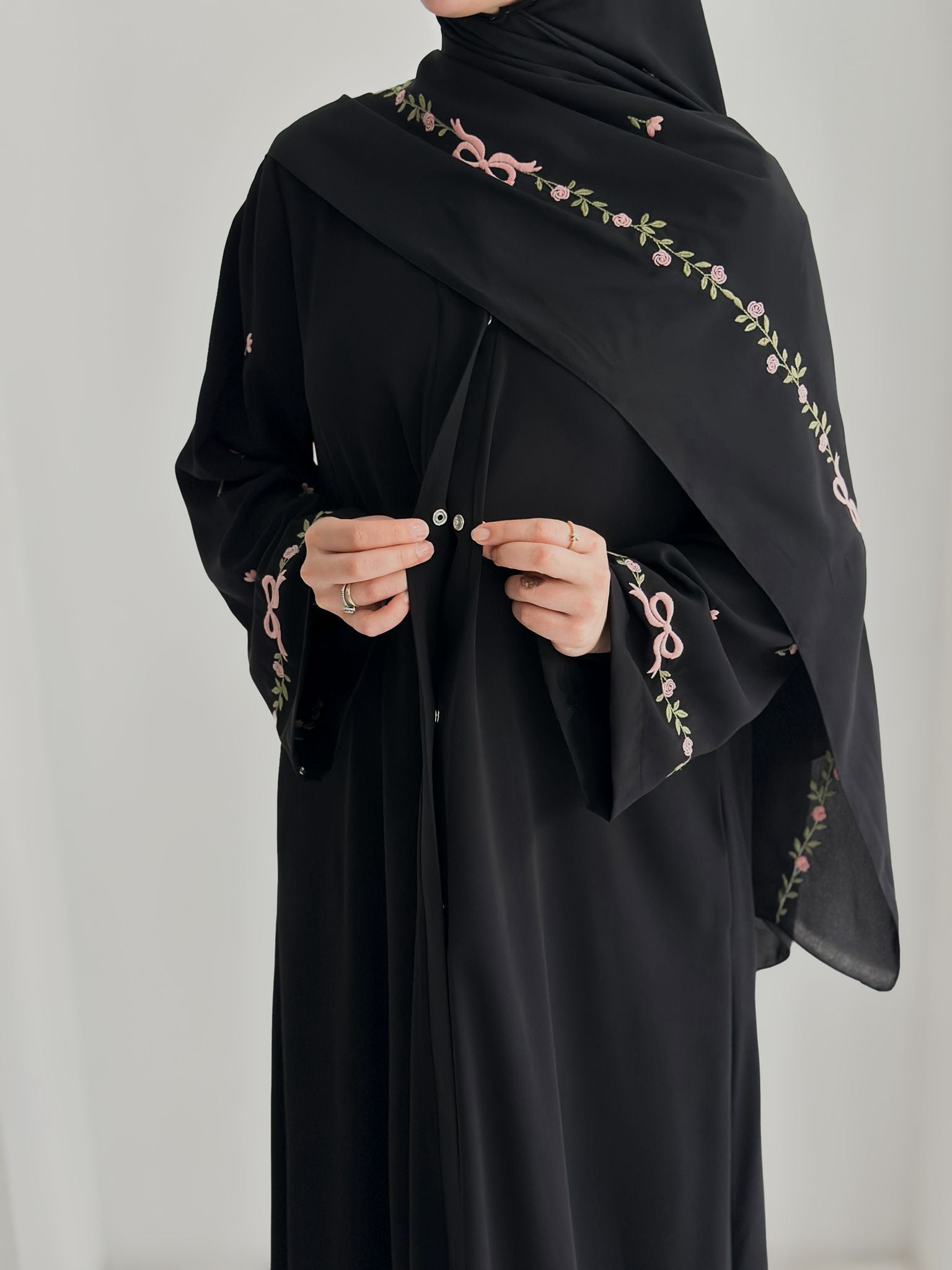 Tam Kol Nakışlı Abaya +Şal Siyah ÖN SİPARİŞ ÜRÜNÜMÜZDÜR