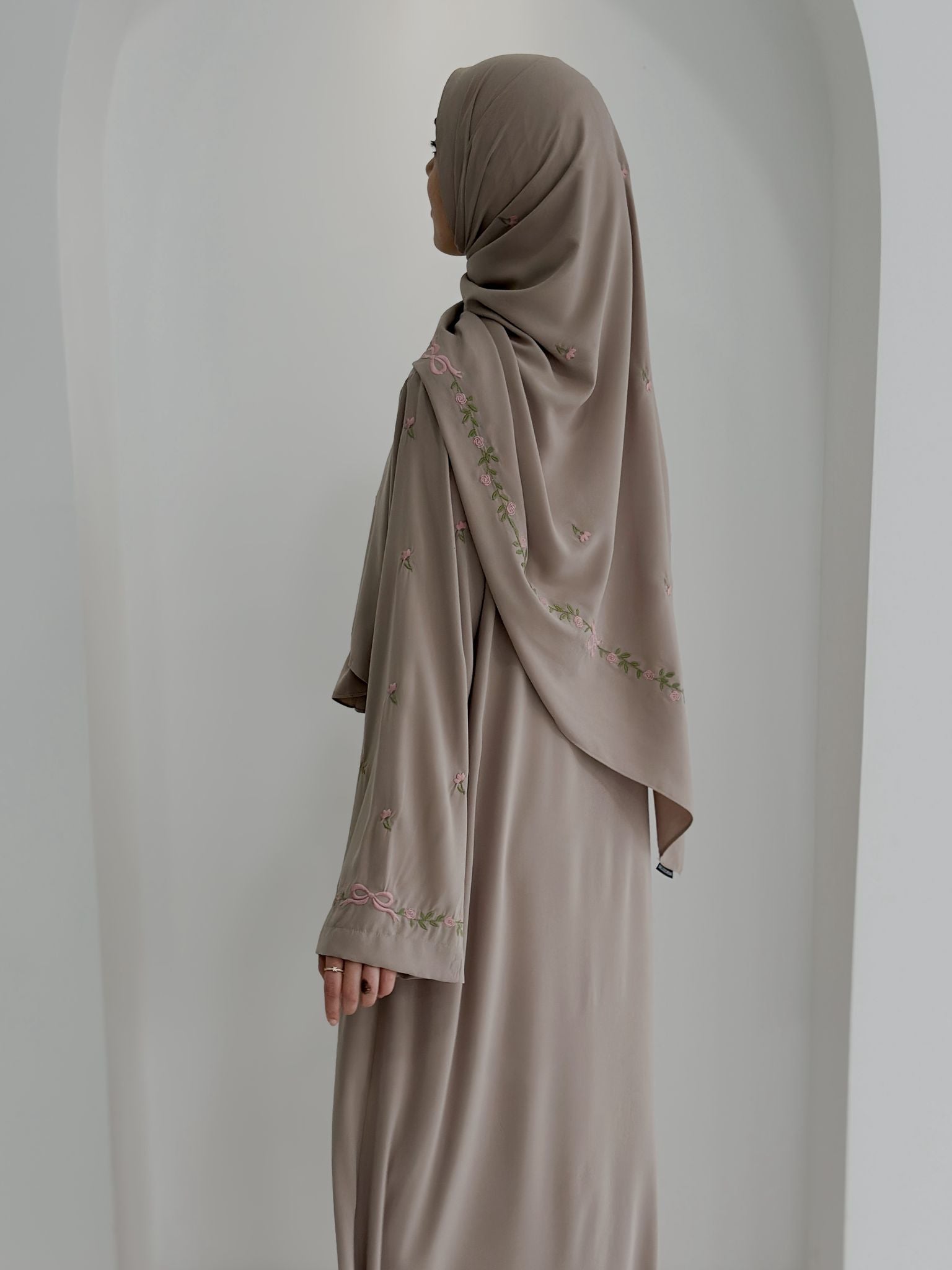 Tam Kol Nakışlı Abaya +Şal Bej ÖN SİPARİŞ ÜRÜNÜMÜZDÜR