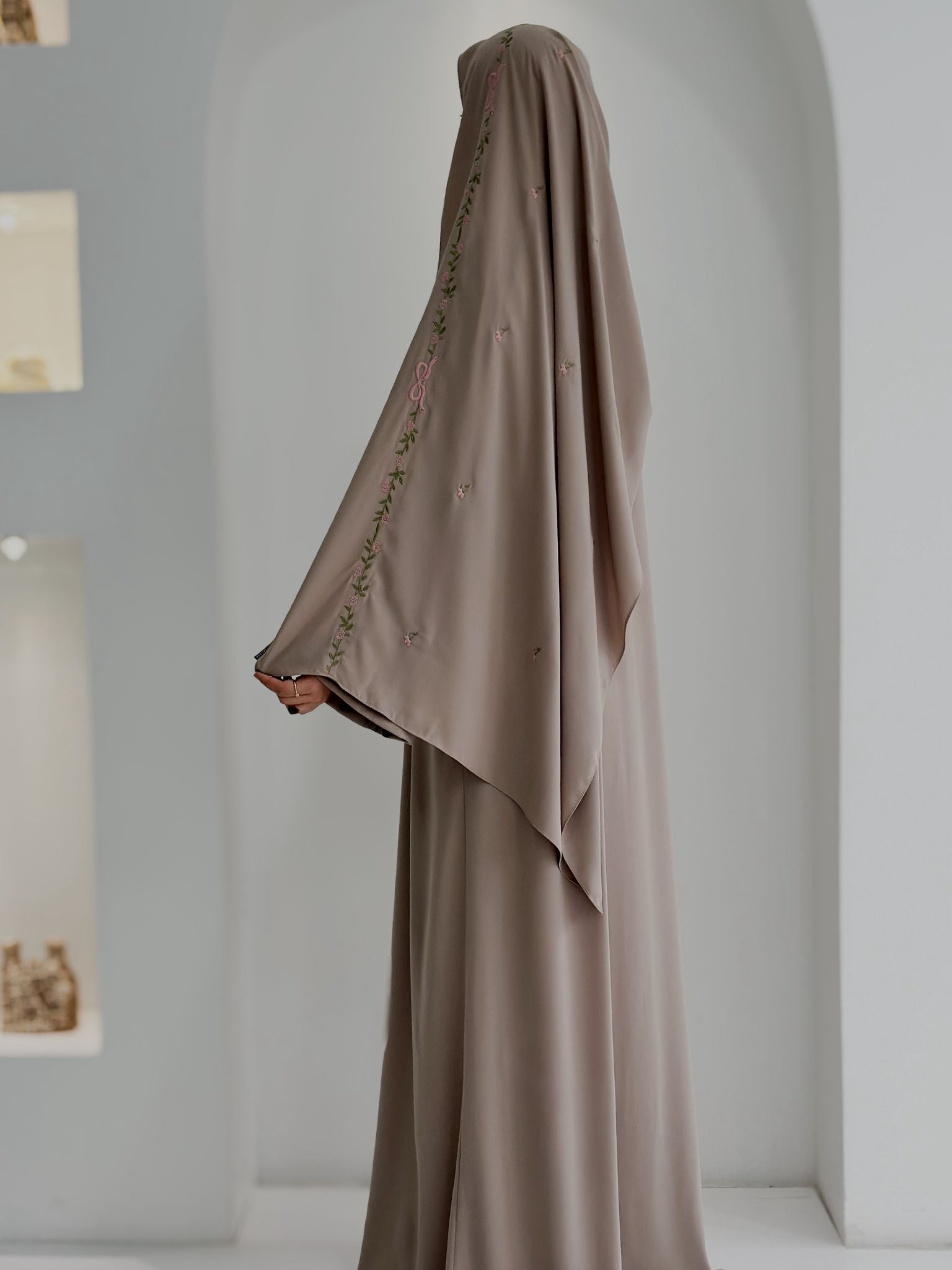 Tam Kol Nakışlı Abaya +Şal Bej ÖN SİPARİŞ ÜRÜNÜMÜZDÜR