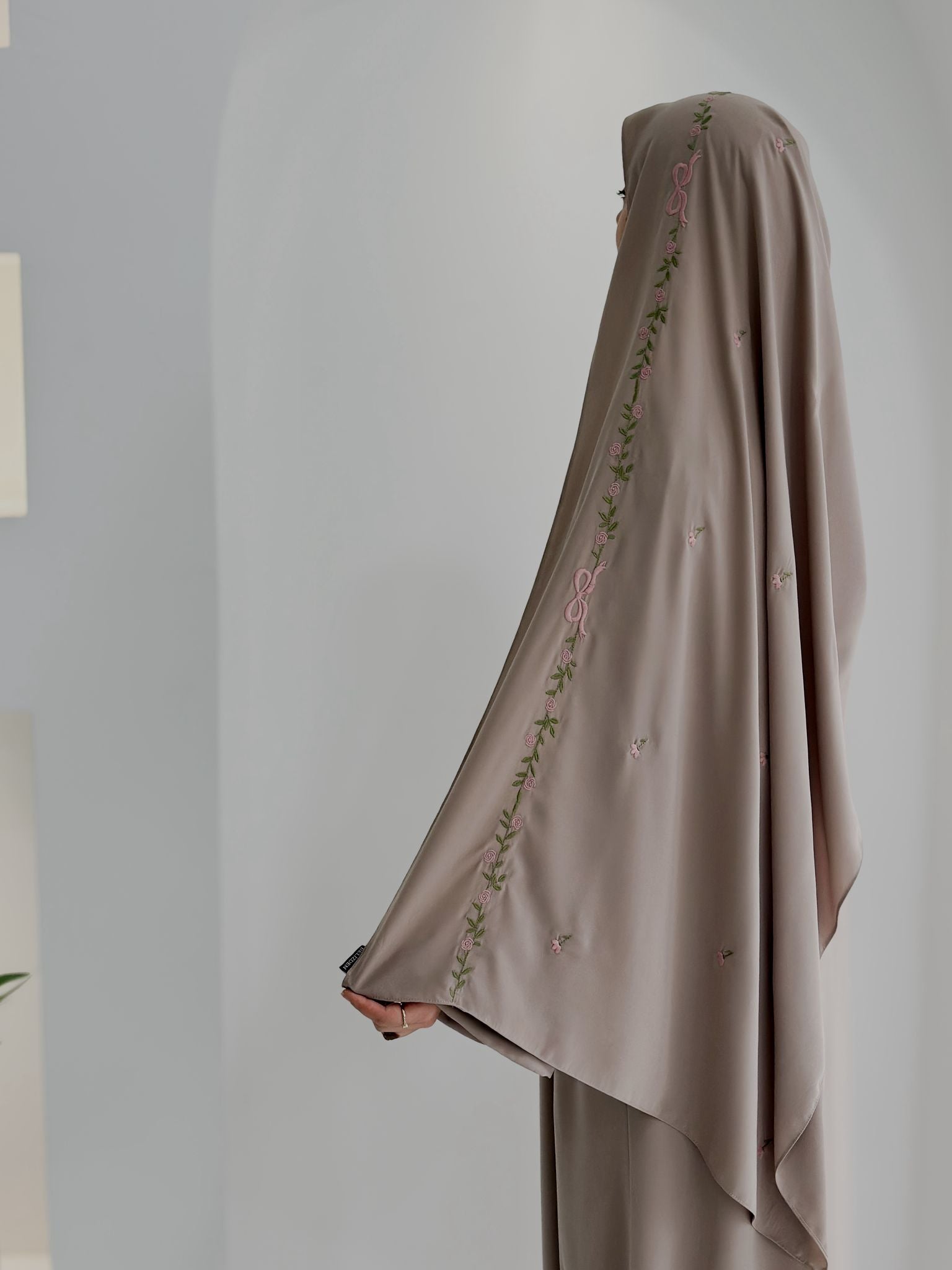 Tam Kol Nakışlı Abaya +Şal Bej ÖN SİPARİŞ ÜRÜNÜMÜZDÜR