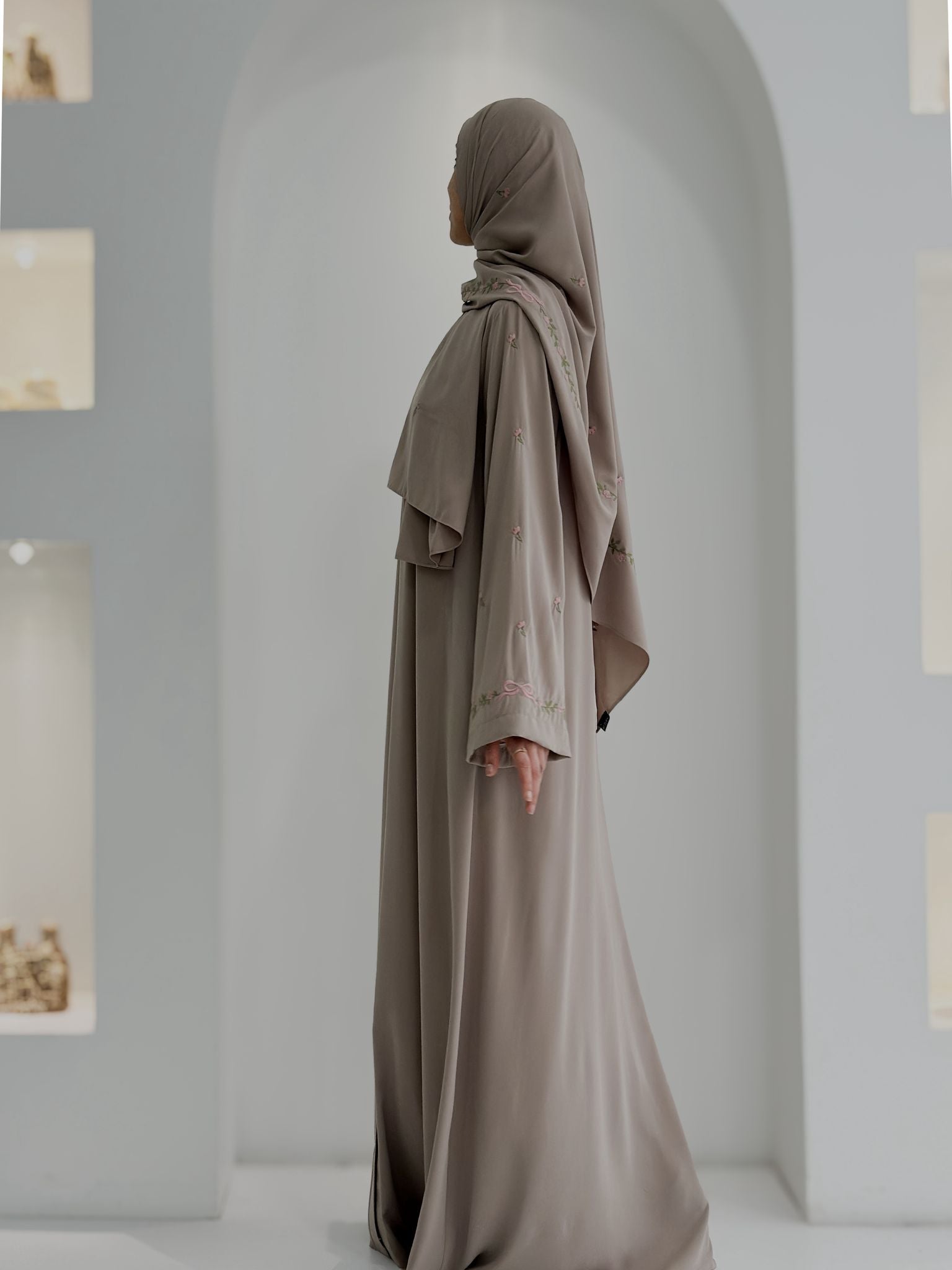 Tam Kol Nakışlı Abaya +Şal Bej ÖN SİPARİŞ ÜRÜNÜMÜZDÜR