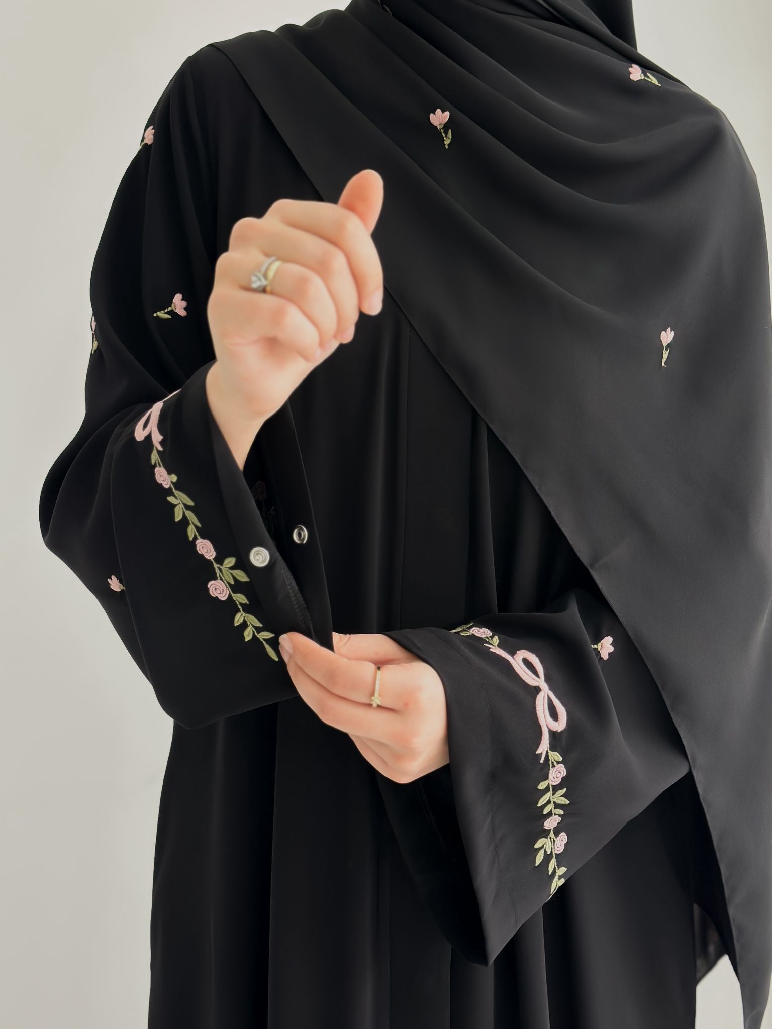 Tam Kol Nakışlı Abaya +Şal Siyah ÖN SİPARİŞ ÜRÜNÜMÜZDÜR