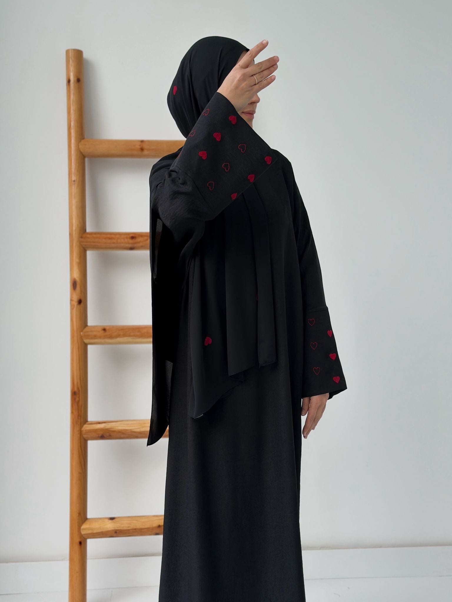 Sofya Keten Kalp Nakışlı Elbise Şalsız (Siyah+Kırmızı)
