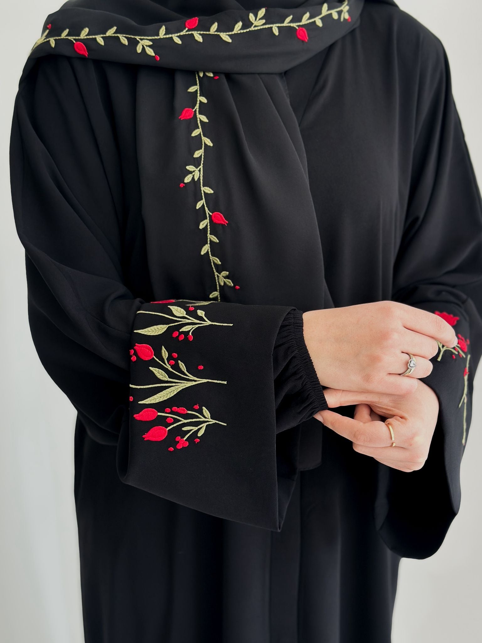 Lale Nakışlı Abaya +Şal Kırmızı Lale ÖN SİPARİŞ ÜRÜNÜMÜZDÜR