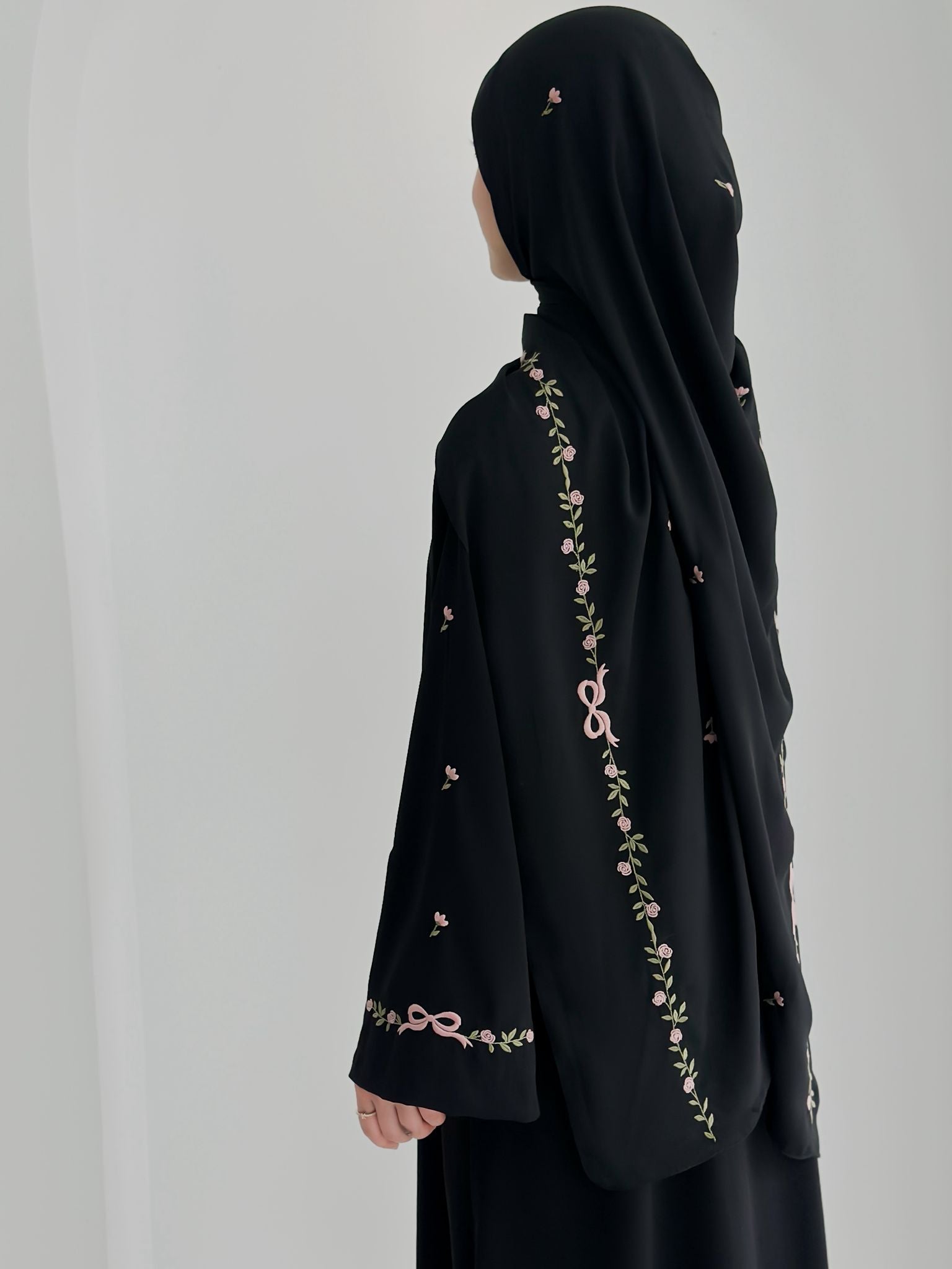 Tam Kol Nakışlı Abaya +Şal Siyah ÖN SİPARİŞ ÜRÜNÜMÜZDÜR